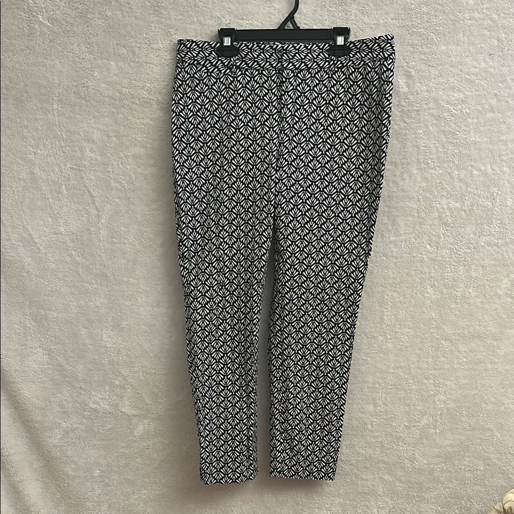 Crown & Ivy White and Blue Cropped Pants with Tailored Fit